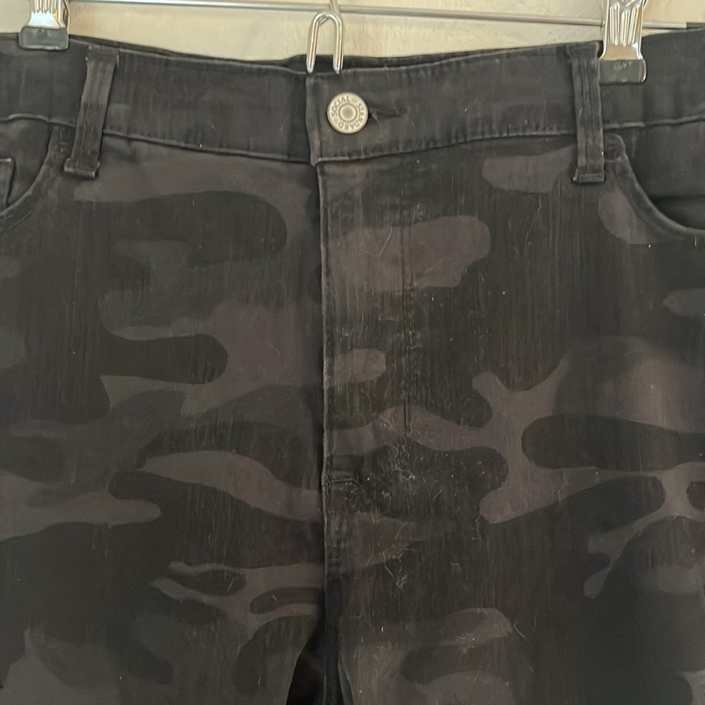 Social Standard by Sanctuary Ankle Skinny Camo Jeans, Size 14, Black/Gray - Picture 3 of 13